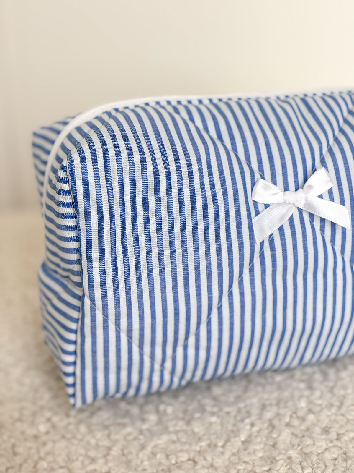 Trousse beauté matelassée rayée blanc et bleu – Capucine