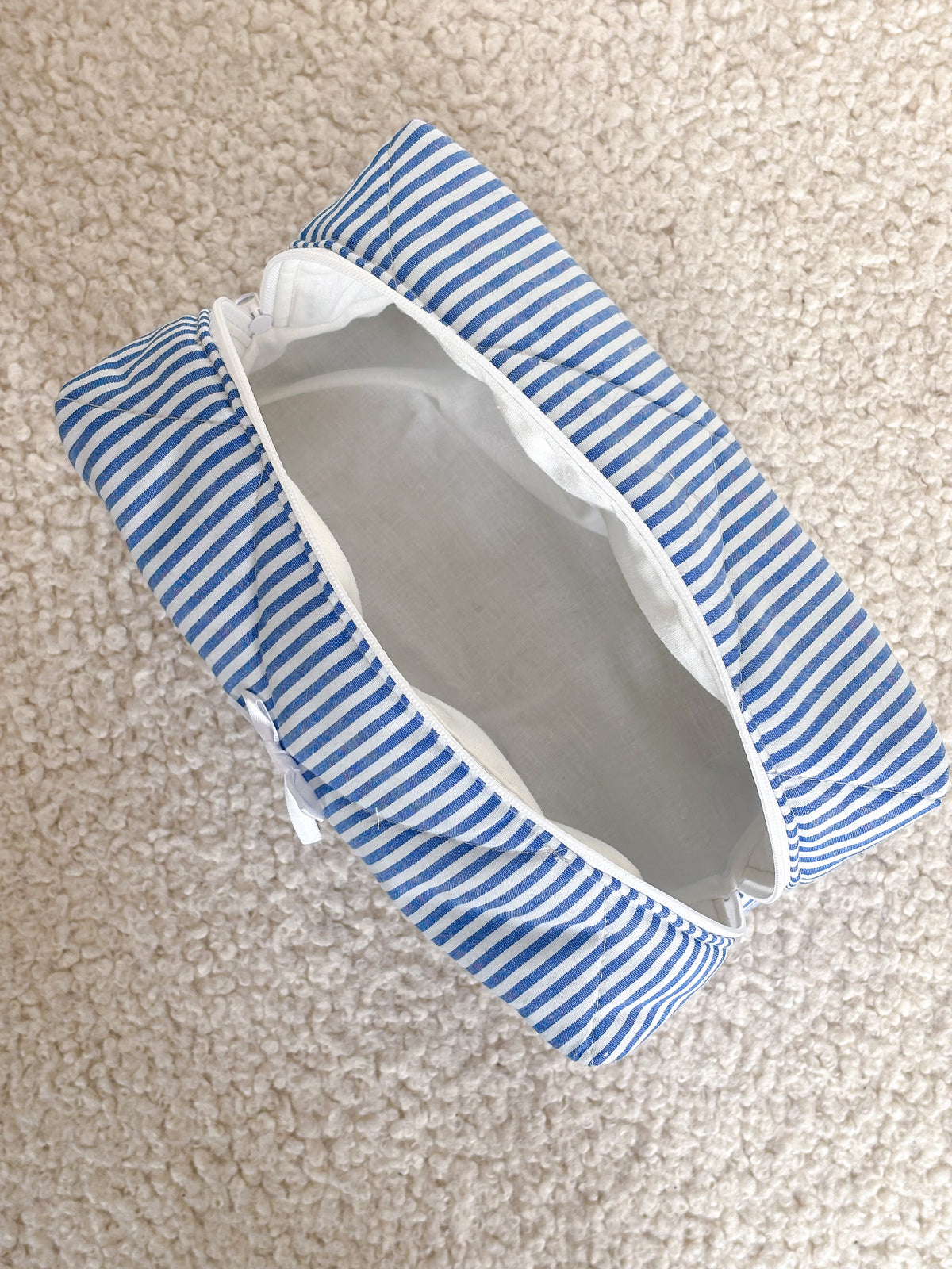 Trousse beauté matelassée rayée blanc et bleu – Capucine