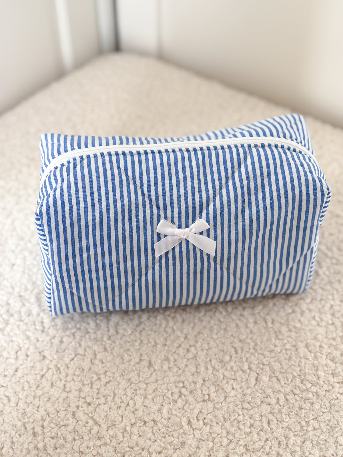 Trousse beauté matelassée rayée blanc et bleu – Capucine