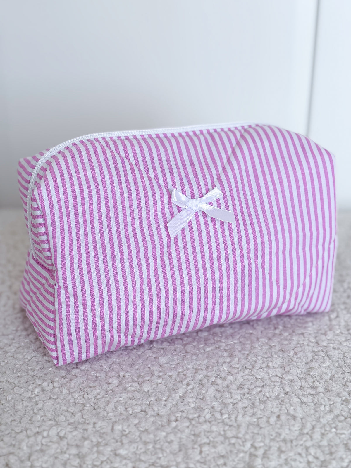 Trousse beauté matelassée rayée blanc et rose – Capucine