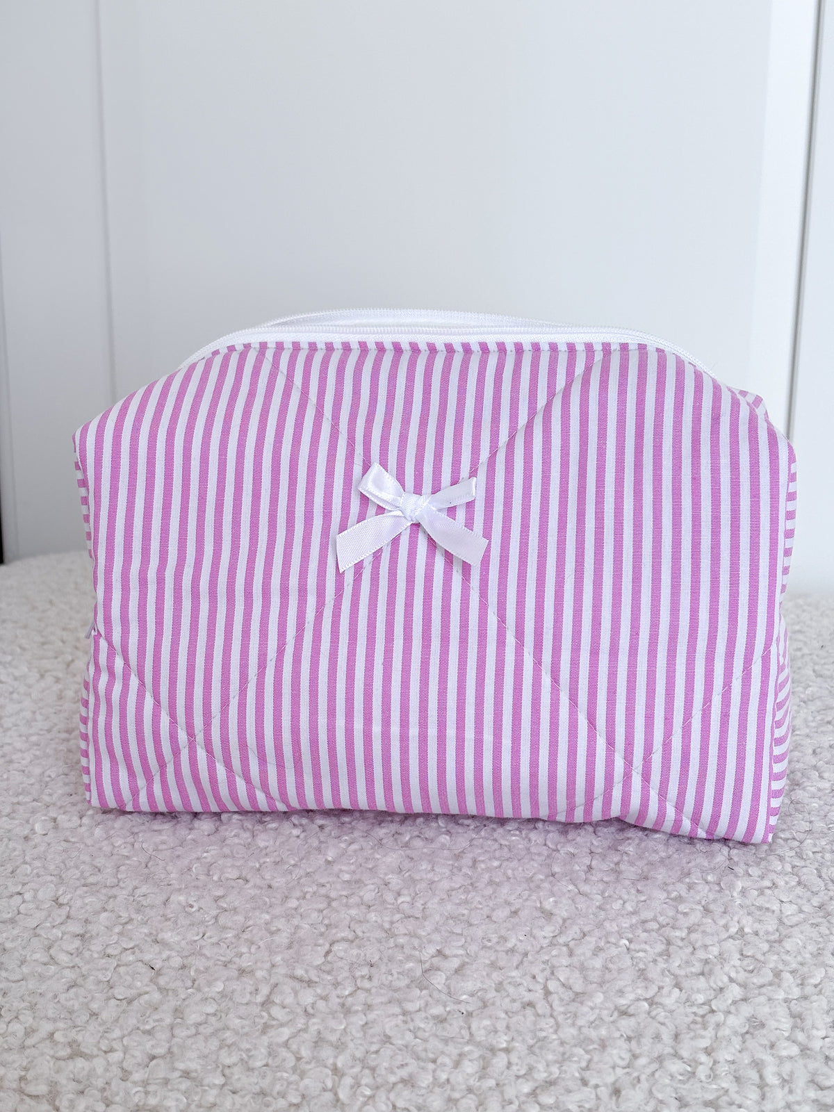 Trousse beauté matelassée rayée blanc et rose – Capucine