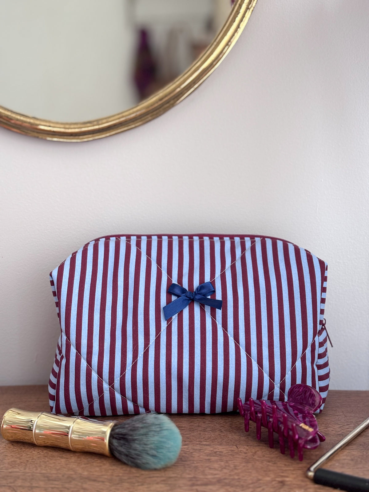 Trousse beauté matelassée rayée bordeaux et bleu – Victoire
