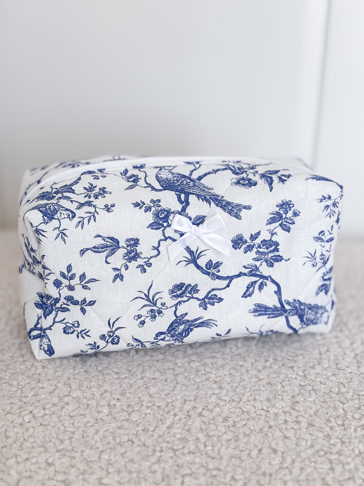 Trousse beauté matelassée toile de Jouy bleue  – Joséphine