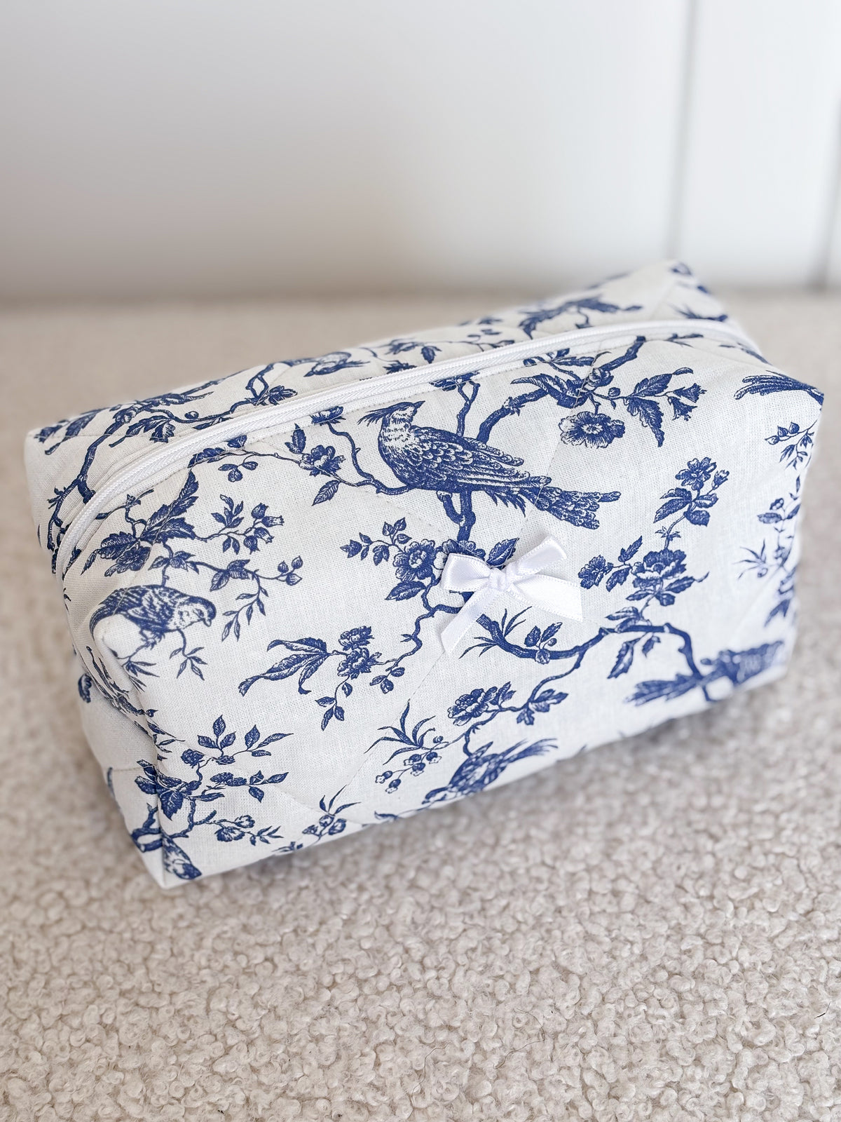 Trousse beauté matelassée toile de Jouy bleue  – Joséphine