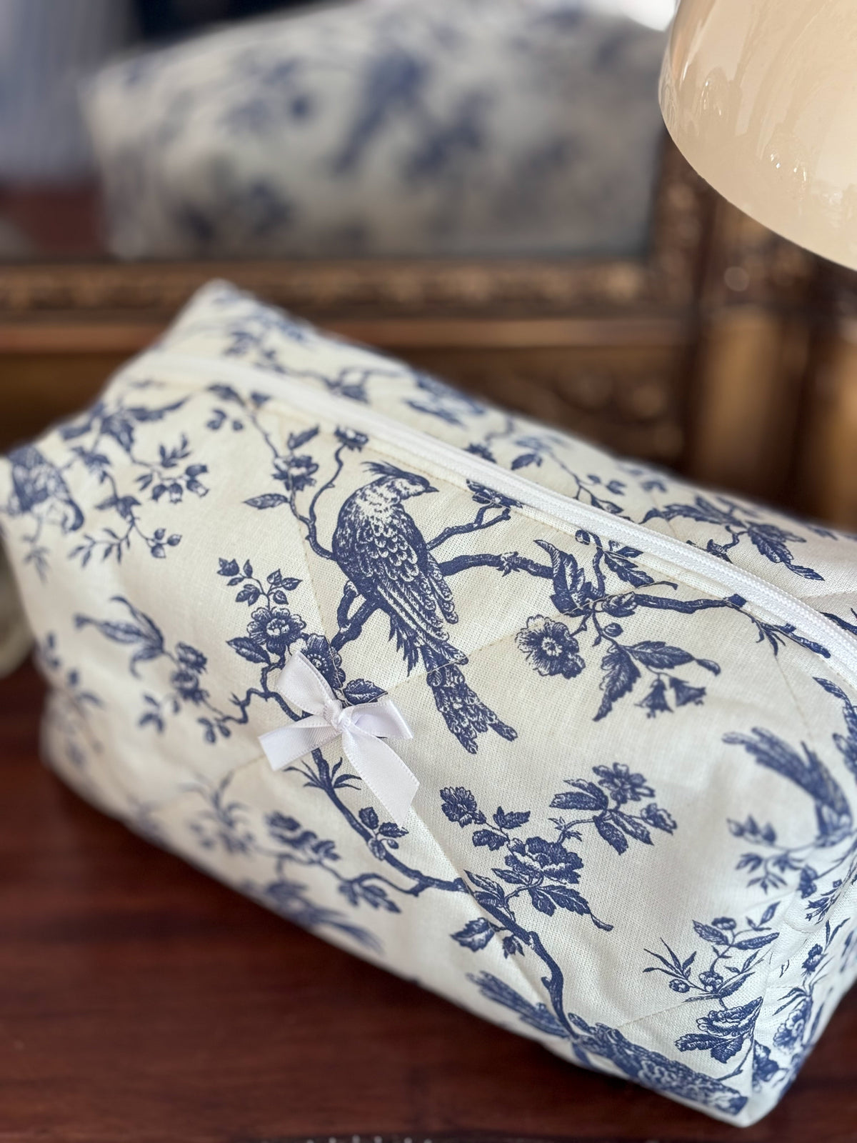 Trousse beauté matelassée toile de Jouy bleue  – Joséphine