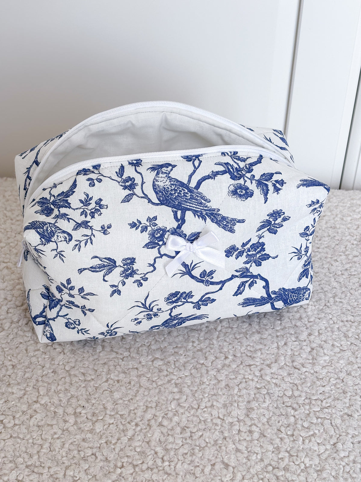 Trousse beauté matelassée toile de Jouy bleue  – Joséphine